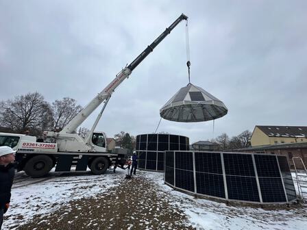 Das Kegel-Segment wird mit dem Kran verschwenkt