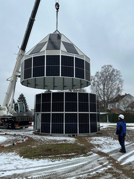 die zwei oberen Segmente werden auf die Basis gehoben