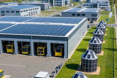 Solar-Iglu vor einem kommunalen Busbetriebshof