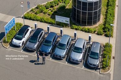 Solar-Iglu am Parkplatz für Mitarbeiter und Kunden